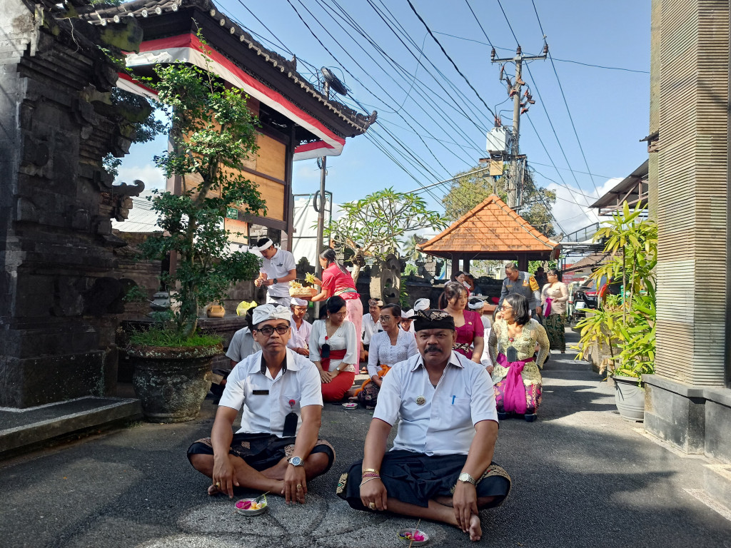 Kegiatan Persembahyangan Bersama Dalam Rangka Rahine Tilem